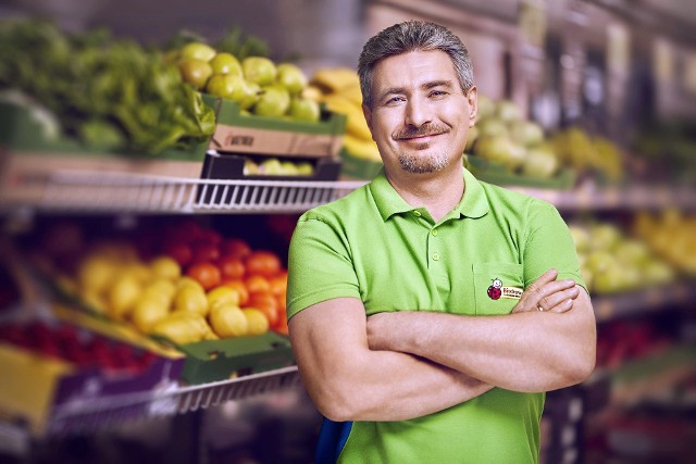 Biedronka daje podwyżki od stycznia 2020. Jakie kwoty dostaną pracownicy? Zatrudnieni w sklepach i centrach dystrybucyjnych dostaną więcej