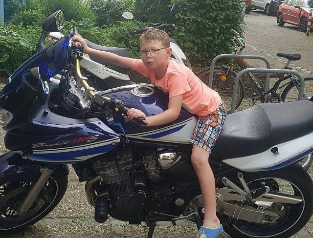 Gorzowscy policjanci prowadzą poszukiwania 8-letniego Filipa Dobrzyńskiego, który w środę (20 czerwca) przed godziną 15 wyszedł z domu przy ulicy Przemysłowej i do chwili obecnej nie powrócił ani nie skontaktował się z rodziną.