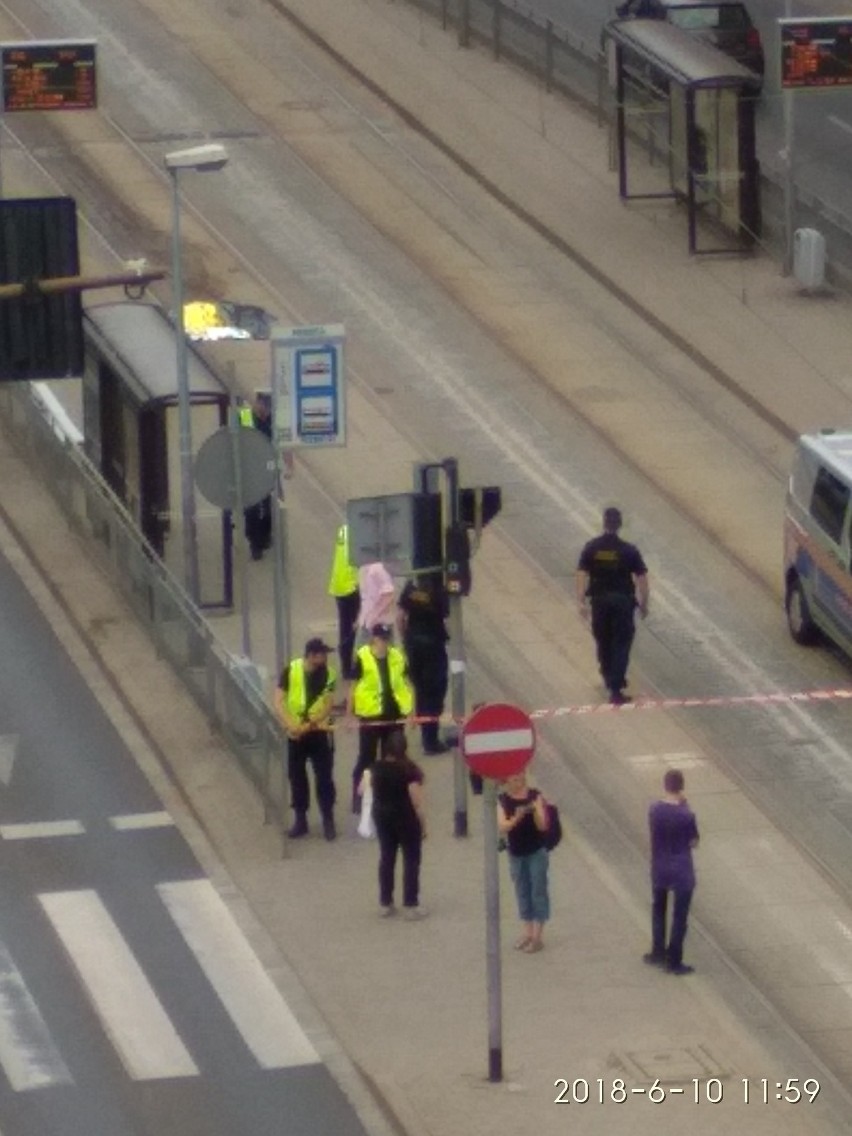 Tramwaj ciągnął kobietę kilkaset metrów. Rozszarpał jej ciało. Prokuratura: motorniczy jest niewinny