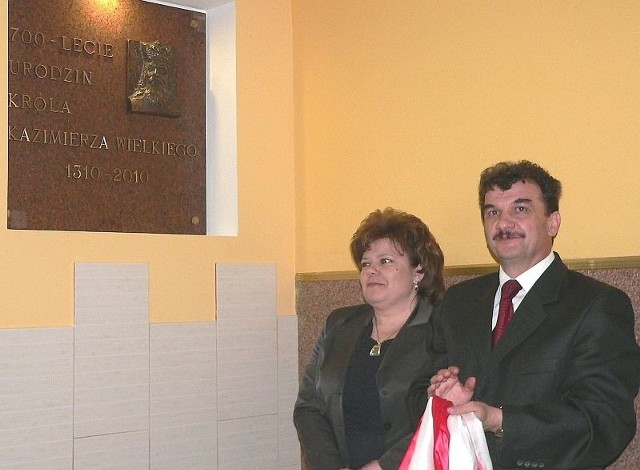 Odsłonięcia tablicy dokonali wicestarosta Stanisław Klimczak i Agnieszka Nowak, przewodnicząca Rady Rodziców &#8222;budowlanki&#8221;. 