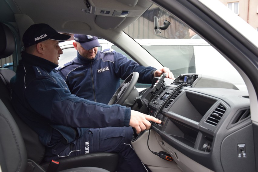 Policjanci w powiecie oświęcimskim dostali dwa nowe furgony, radiowóz oraz nowoczesny, laserowy miernik prędkości [ZDJĘCIA] 