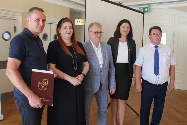 Powiat golubsko-dobrzyński zawarł umowy na wykonanie dwóch inwestycji za niemal 18 mln zł – modernizacji Zespołu Szkół nr 1 oraz 2 km drogi