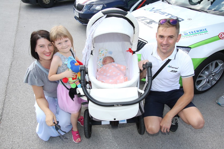 Mariusz Witecki z żoną Karoliną, córką Martynką i synem...