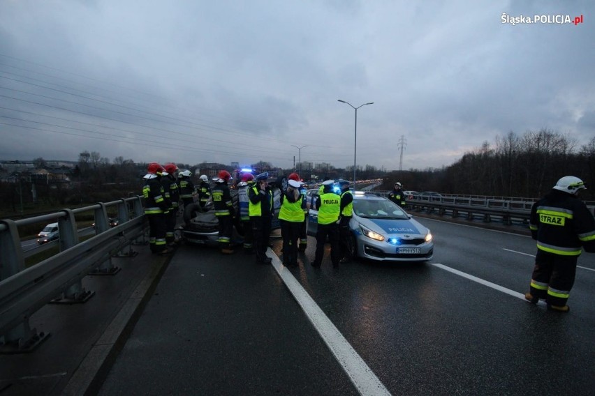 Radiowóz z Krakowa dachował na Śląsku. Jeden policjant ranny 