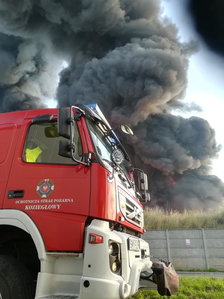 Pożar zakładu recyklingu w Myszkowie gasiło 35 zastępów...