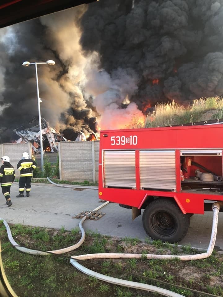 Pożar zakładu recyklingu w Myszkowie gasiło 35 zastępów...