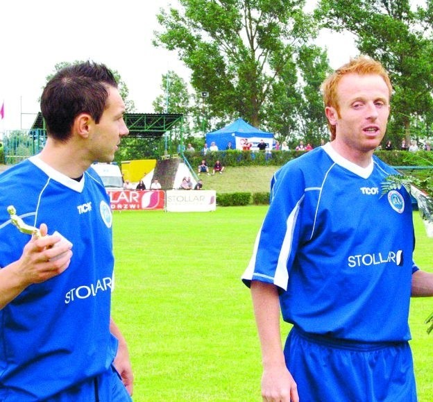 Z Wigrami trener Piotr Stokowiec (z prawej) pożegnał się w sympatycznej atmosferze. Suwalskiemu klubowi życzy organizacyjnego i sportowego awansu.