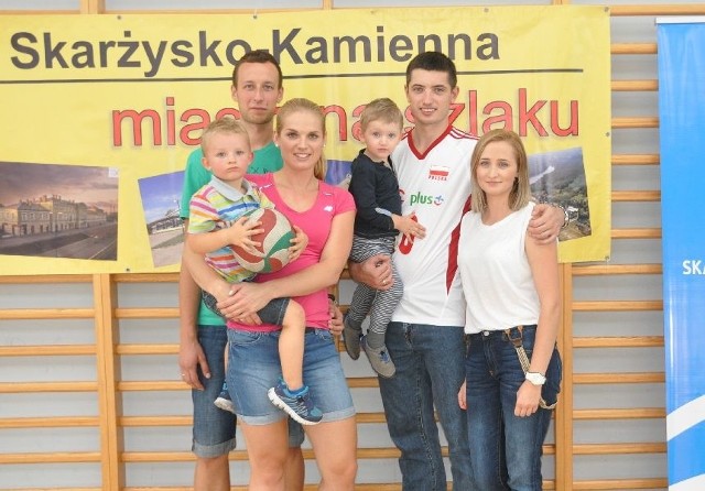 Katarzyna Brojek (na pierwszym planie, z lewej) z synkiem Filipem oraz mężem Piotrem, z prawej Wojciech Żaliński z żoną Dianą i synkiem Franiem.