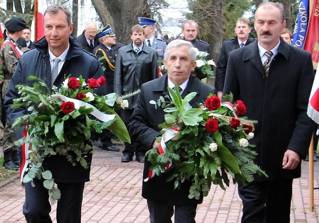 Kwiaty przed pomnikiem Tadeusza Kościuszki złożył minister Andrzej Halicki (z lewej), w asyście burmistrza Adam Bodziocha.