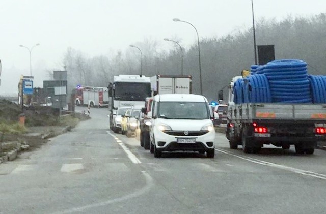 Ładunek spadł z ciężarówki w Katowicach. Ruch samochodów jest częściowo ograniczony przez wozy straży pożarnej, które interweniują