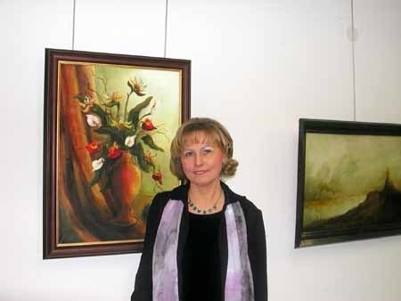 Magdalena Wyżykowska i jej obrazy w galerii "Pasaż"