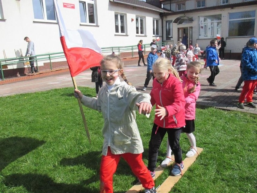 Uczniowie Szkoły Podstawowej w Kopnicy wzięli udział w biało-czerwonym marszu [zdjęcia]