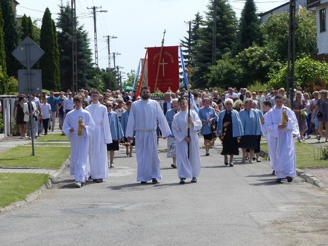 Tegoroczne Boże Ciało w parafii pod wezwaniem Chrystusa Odkupiciela w Końskich było wyjątkowo okazałe. Były dzieci w strojach pierwszo komunijnych, posypujące drogę płatkami kwiatów, setki wiernych, biorący czynny udział w procesji.Na kolejnych slajdach zobaczcie Boże Ciało 2022 w parafii pod wezwaniem Chrystusa Odkupiciela w Końskich