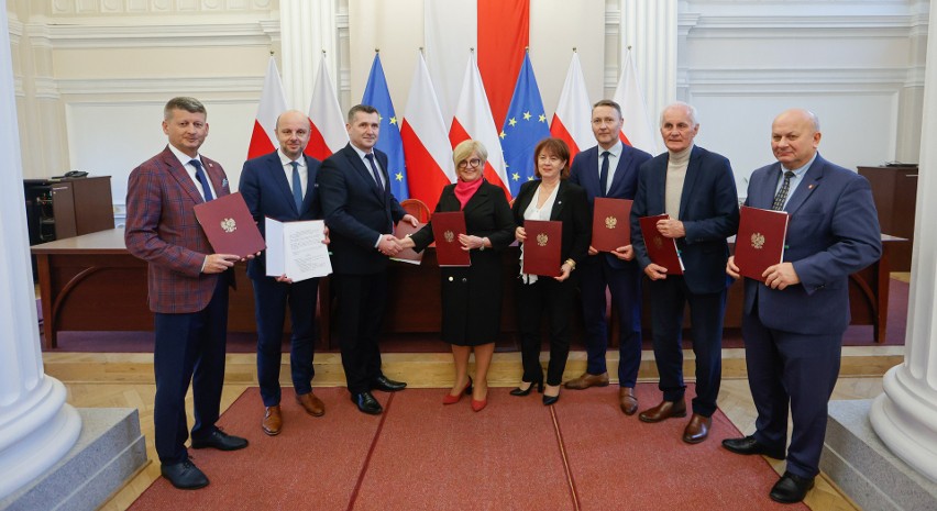 Pierwsze umowy na opiekę wytchnieniową z samorządami w Urzędzie Wojewódzkim w Rzeszowie