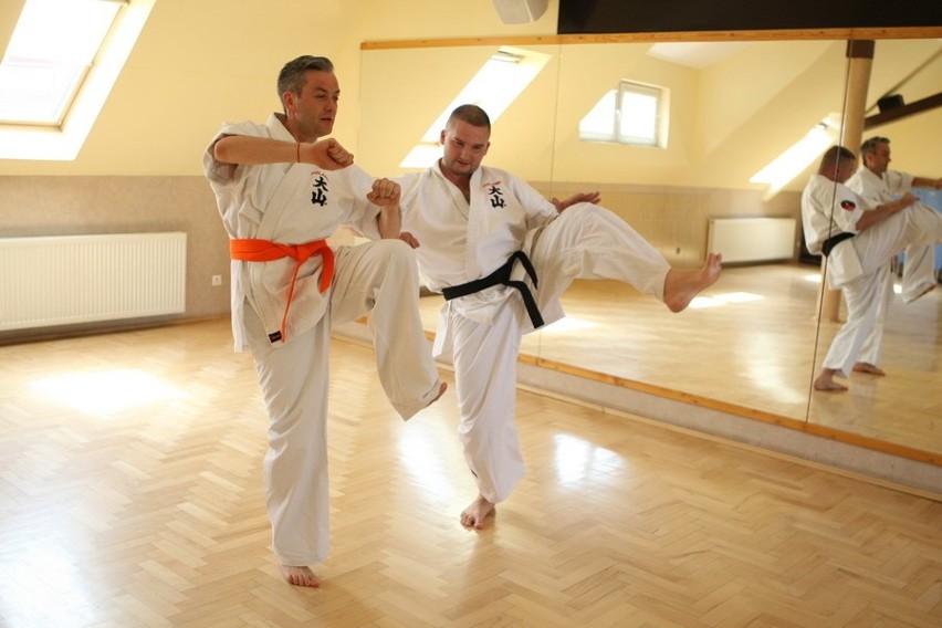 Poseł Robert Biedroń ćwiczy karate