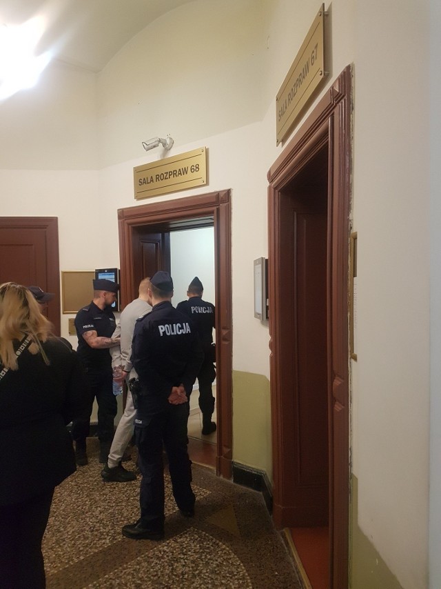 Oskarżonego Krzysztofa M. policjanci doprowadzili na rozprawę z aresztu