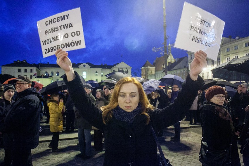 Protest kobiet na Starym Rynku w Bydgoszczy. Ogólnopolski strajk kobiet [zdjęcia]