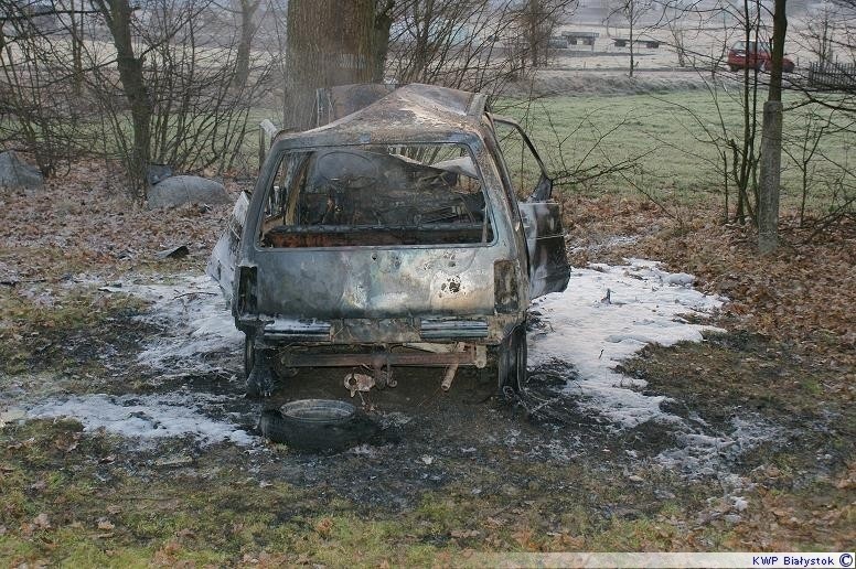 18-latek spłonął w tico. Samochód uderzył w drzewo i stanął w płomieniach (zdjęcia)