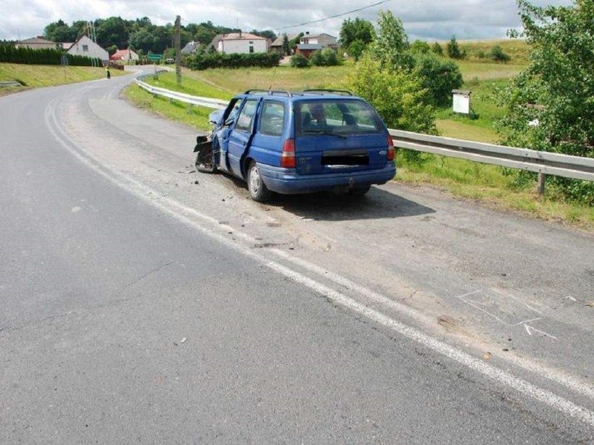 Wypadek w Ciecholewach. Wjechał bokiem w ciężarówkę