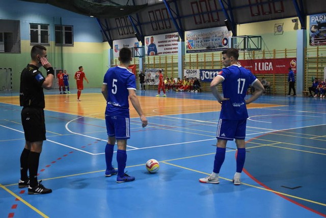 Na zdjęciu zawodnicy Maxfarbexu Futsal Busko-Zdrój podczas derbowego starcia w Nowinach.