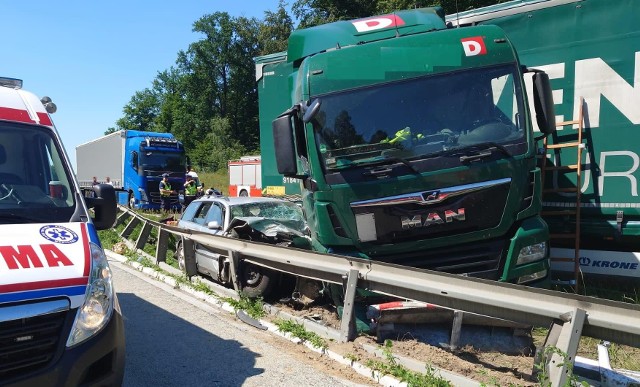 W wypadku uczestniczył osobowy volkswagen i ciężarówka.