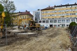 Przy szpitalu w Bochni trwa budowa nowego parkingu na 35 samochodów, ma ułatwić pacjentom dostęp do wielu usług placówki. Zdjęcia i film
