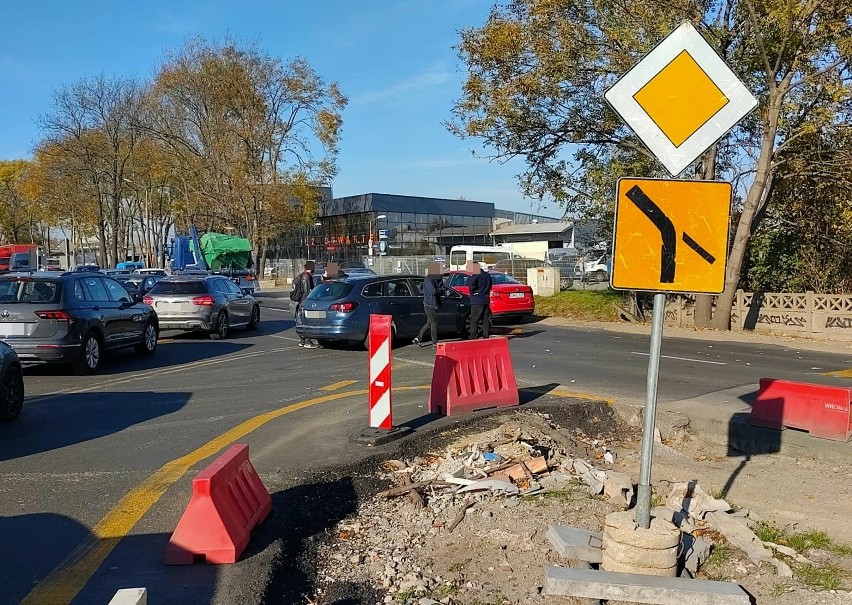 Wypadek na Strzegomskiej we Wrocławiu. Rozbite auta blokują...