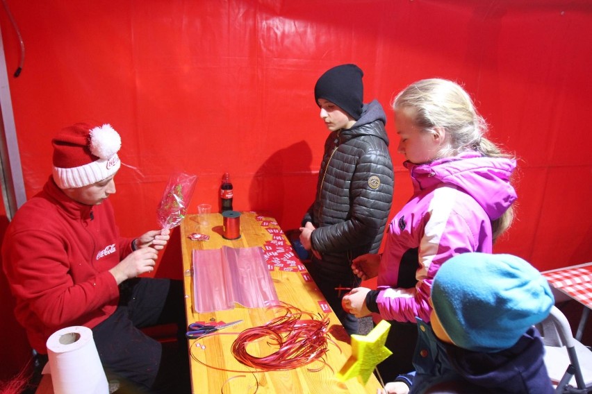 Coca-Cola i jej świąteczna trasa i ciężarówki jeżdżące w...