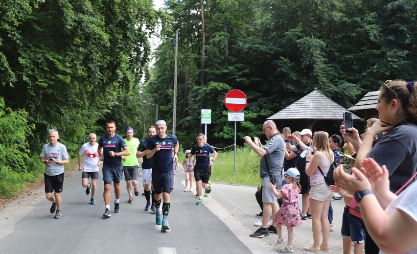 Trener Leszek Ojrzyński pobiegł dla chorej Malinki. Wpłacił też 10 tysięcy złotych! Marcin Długosz pokonał 200 kilometrów! 