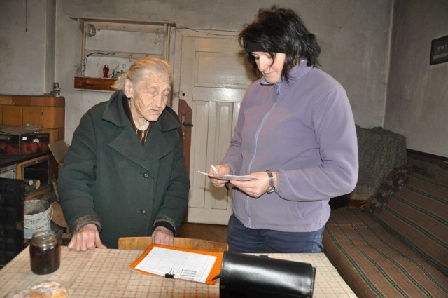 Listonoszka przyniosła Łucji Małek pismo z zakładu energetycznego z informacją o odcięciu prądu.