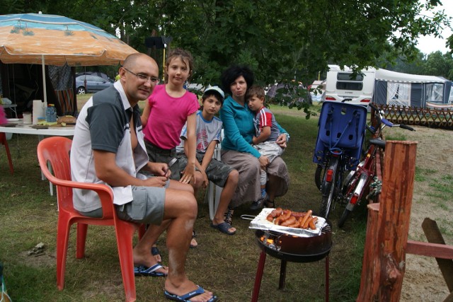 Państwo Raganowie wolą pole namiotowe od ośrodka wczasowego. W tym roku odkrywają uroki Świętouścia. Na zdjęciu od prawej: najmłodszy Piotruś, mama - pani Małgorzata, syn Maciej, siostra Kasia i ojciec, pan Stefan.