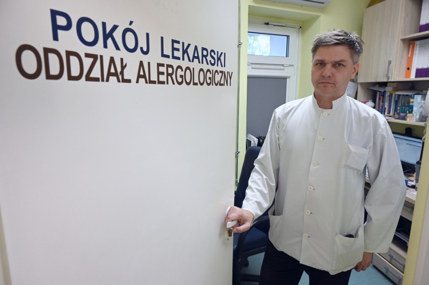 Doktor Oskar Solarski, kierownik Oddziału Alergologii...
