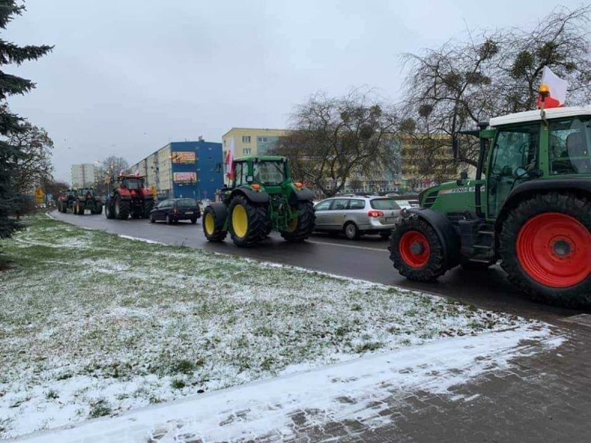 Piła: Protest rolników. Zablokowali drogę. Pomagają się...