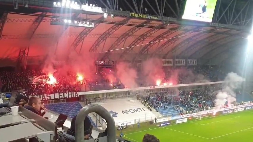 Kibice Lechii obrzucali racami kibiców Lecha. Także rodziny z dziećmi 