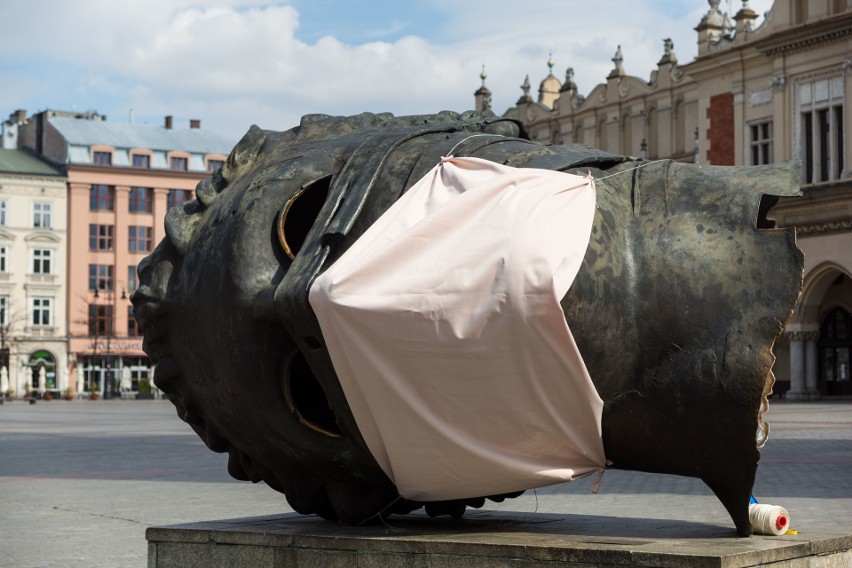 Rynek Główny w Krakowie. Eros Igora Mitoraja w masce [ZDJĘCIA]