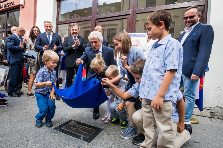 W 2018 roku tabliczki ze swymi podpisami odsłonili: chirurg...