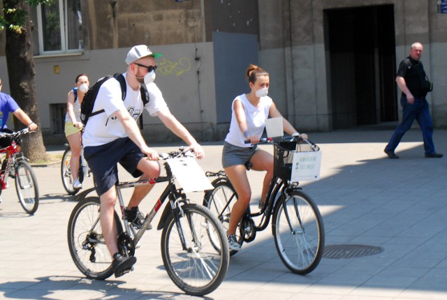 Krakowscy rowerzyści w maskach podczas antysmogowego przejazdu rowerowego. Zdjęcie z czerwca 2015 r.
