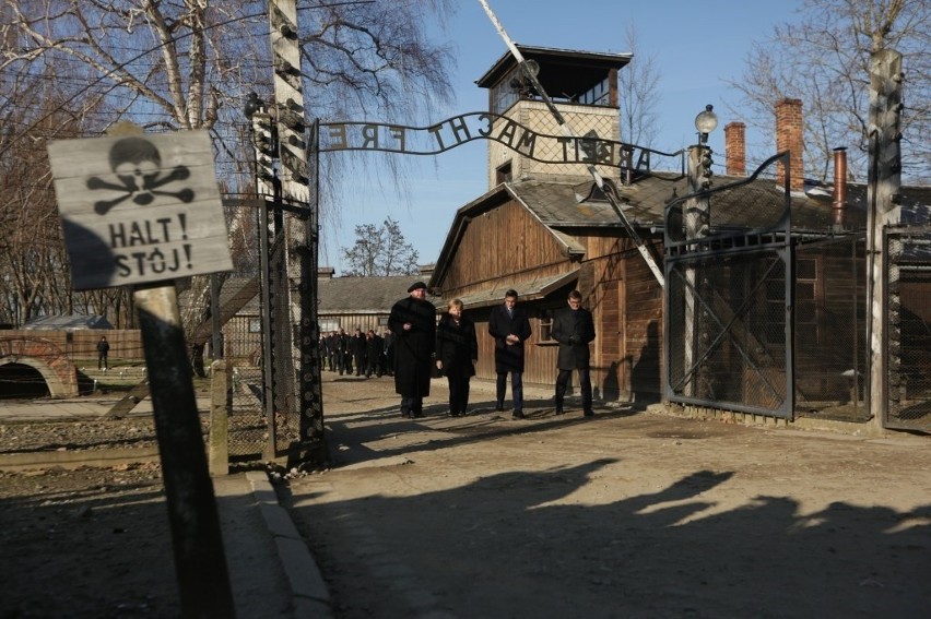 Kanclerz Niemiec Angela Merkel i premier RP Mateusz Morawiecki odwiedzili Muzeum Pamięci Auschwitz-Birkenau [ZDJĘCIA]