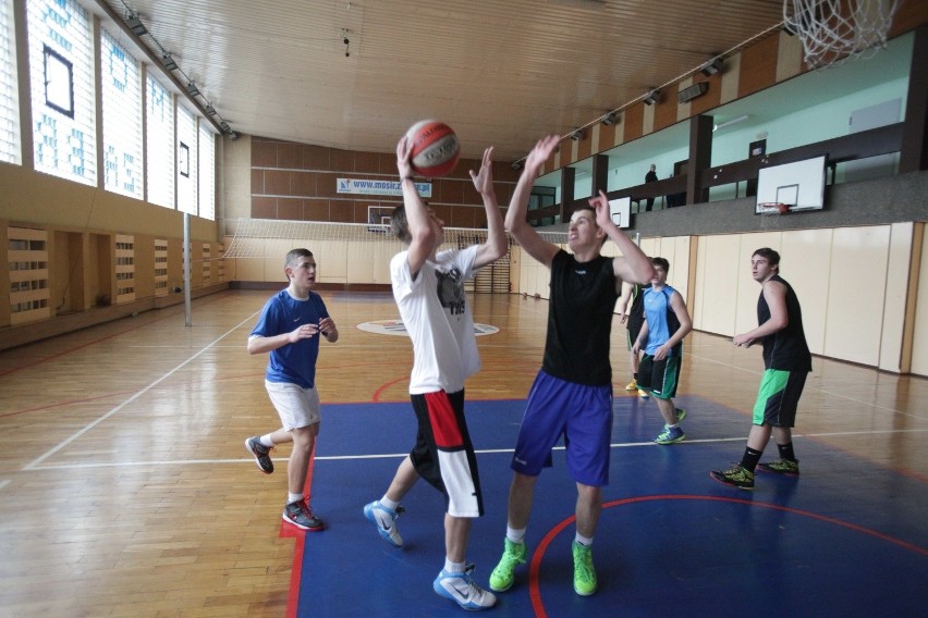 Ferie z koszykówka w hali zabrzańskiego MOSiR-u