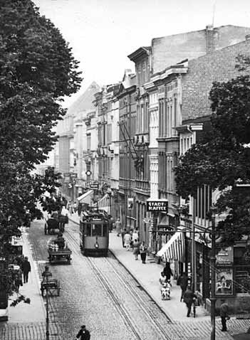 Jedno z piękniejszych zdjęć ukazujących koszalińskie tramwaje na ulicy Zwycięstwa. 