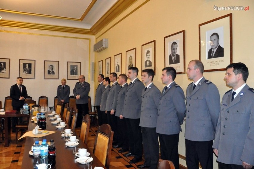 Policjanci z Rybnika ratowali ludzi z płonącego bloku....