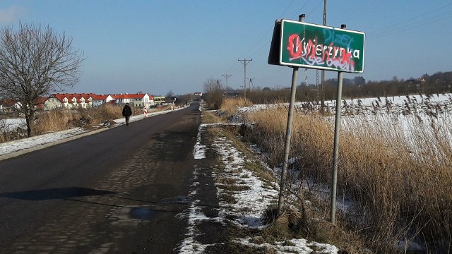 Mieszkańcy liczą na połączenia autobusowe, ale też na lepszą nawierzchnię i... nowe znaki po tym, jak wandale dali „popis”