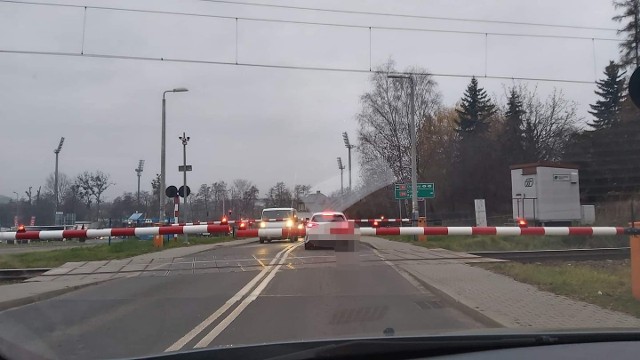 Auto utknęło pomiędzy zamkniętymi szlabanami w Wodzisławiu Śl.