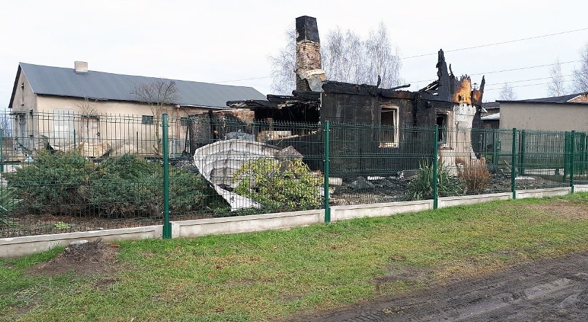 Spalony jednokondygnacyjny budynek przy ul. Obłocznej