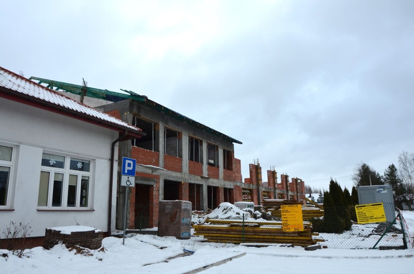 Rośnie sala gimnastyczna w Woli Kopcowej, wkrótce budynek zyska dach