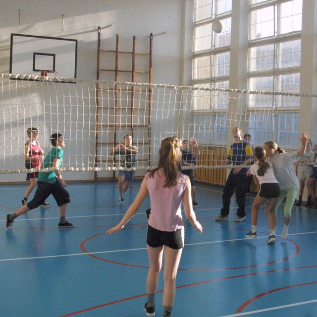 Na likwidacji czwartej godziny wychowania fizycznego stracą też uczniowie. Dla dzieci z SP 63 w Szczecinie gra w siatkówkę jest jednym z ulubionych zajęć.  