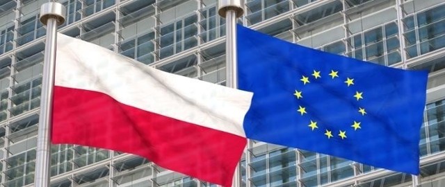 KE zaznaczyła m.in., że polski KPO „zawiera kamienie milowe związane z ważnymi aspektami niezależności sądownictwa, które mają szczególne znaczenie dla poprawy klimatu inwestycyjnego i stworzenia warunków dla skutecznej realizacji” i że „Polska musi wykazać, że te kamienie milowe zostały osiągnięte przed dokonaniem jakichkolwiek wypłat w ramach Funduszu Odbudowy”.