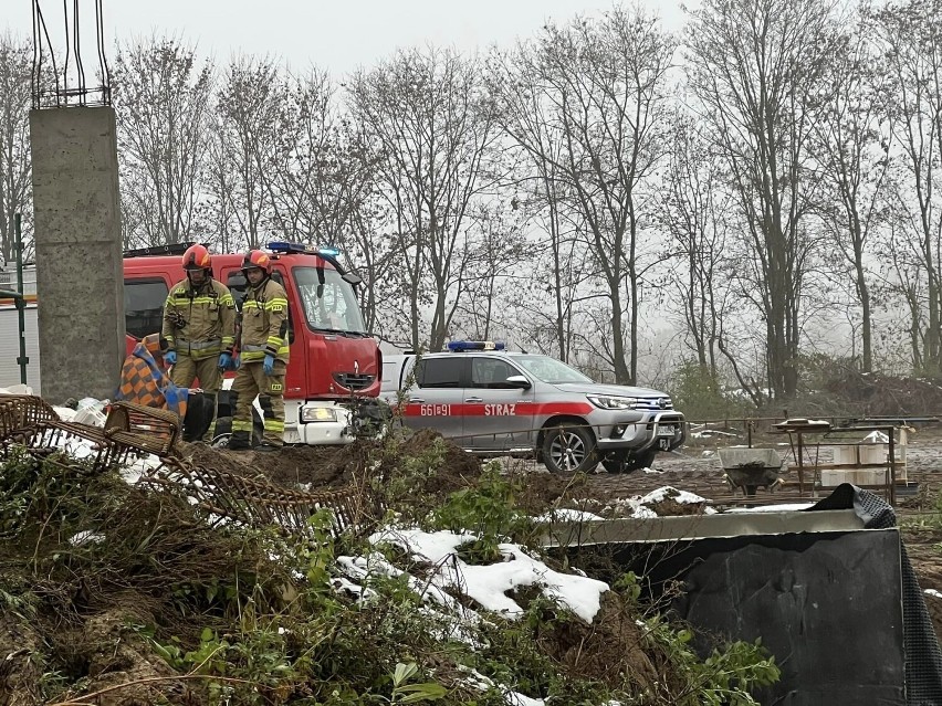 W wypadku ucierpiało dwóch budowlańców. Jeden z nich zmarł.