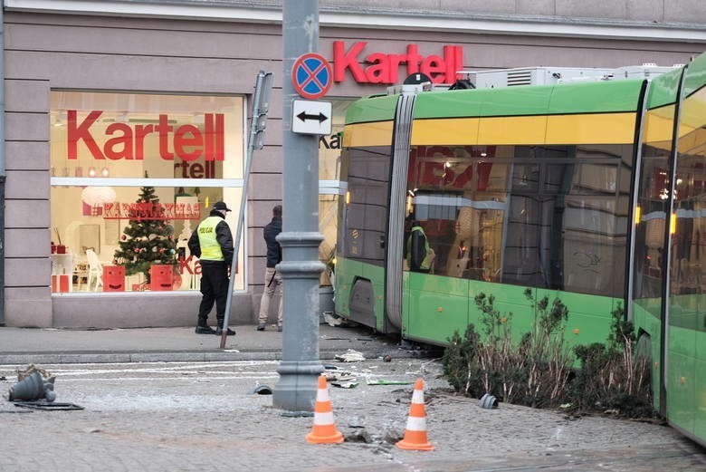 MPK Poznań: Tramwaj wjechał w sklep na Marcinkowskiego. Prokuratura uznała, że motorniczy nie jest winny katastrofy