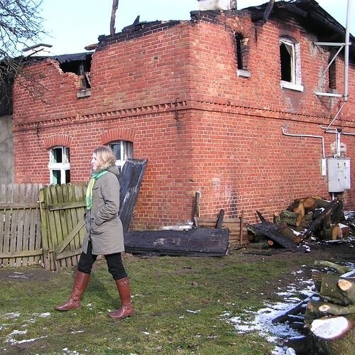 Domownicy przed spalonym domem w Ząbinowicach.